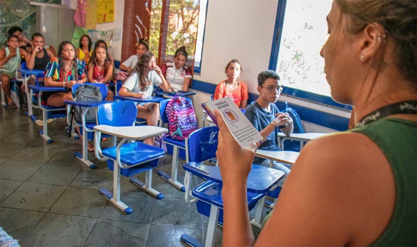 Quatro em cada 10 alunas faltam às aulas por cólicas