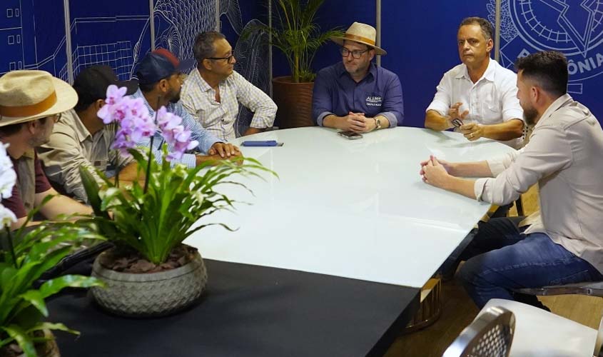 Alex Redano recebe comunidade do Soldado da Borracha