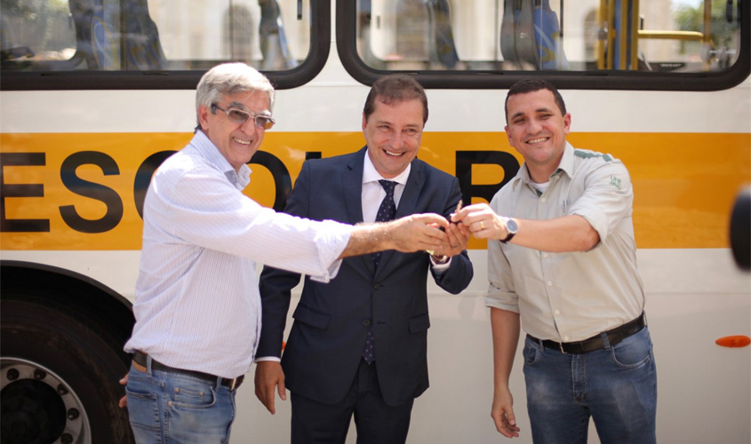 Prefeitura recebe ônibus de Jirau para fazer o transporte de professores da zona rural