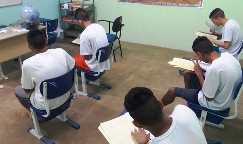 Socioeducandos realizam provas de mudança de nível de escolaridade