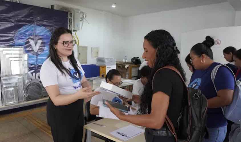 Mais de 80 alunos do Programa Vencer de Guajará-Mirim e Vilhena recebem kits profissionais após conclusão dos cursos