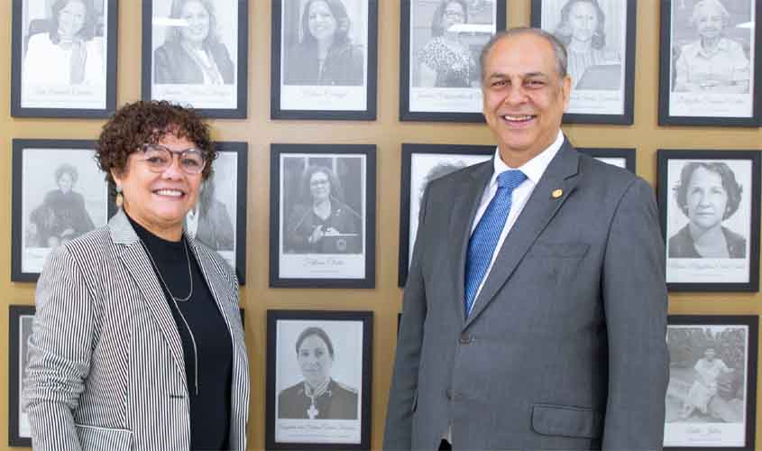 Galeria 'A Primeira Mulher de Rondônia', no TJRO, recebe visita da 1ª senadora do estado