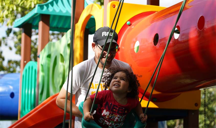 Playgrounds transformam praças em espaços de diversão