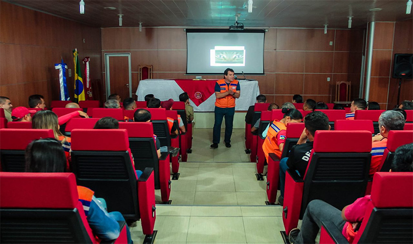 Secretário de Proteção e Defesa Civil ministra palestra a brigadistas