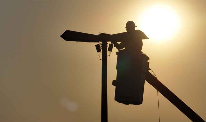 Prefeitura moderniza iluminação no canteiro central da av. Nações Unidas