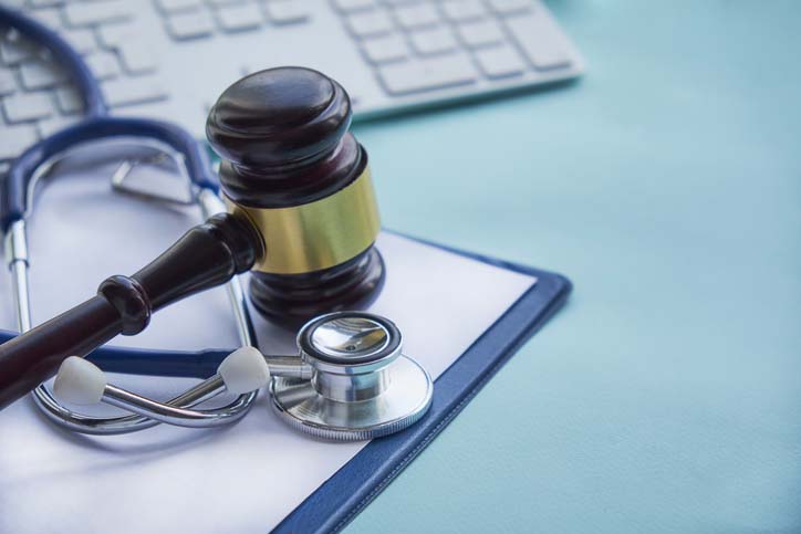 Auxiliar demitida por atestado adulterado perde direitos proporcionais