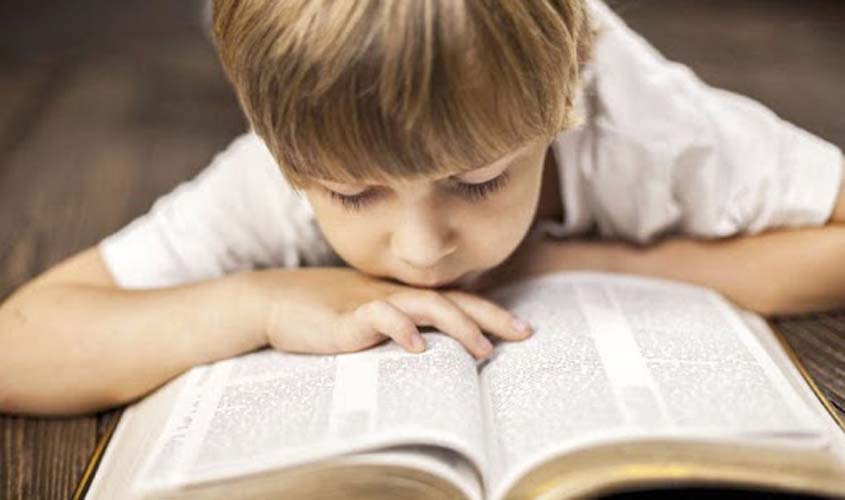 Criança de Rondônia muda a rotina e cria espaço para leitura ao vivo