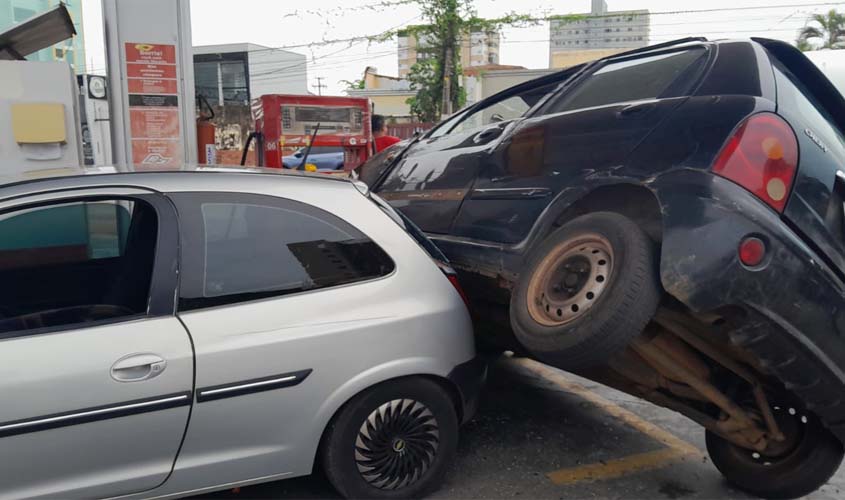 Motorista fica ferido após capotamento no centro de Porto Velho
