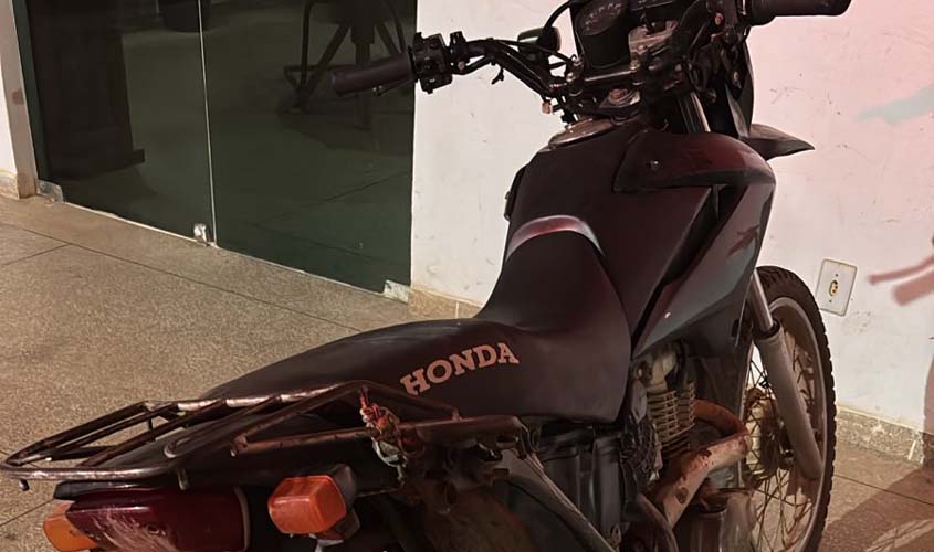 PM recupera moto furtada e apreende adolescente