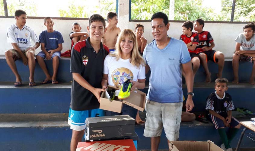 Semes entrega tênis para alunos do Mato Grosso, material esportivo no Triângulo e anuncia Rua de Lazer no Orgulho do Madeira