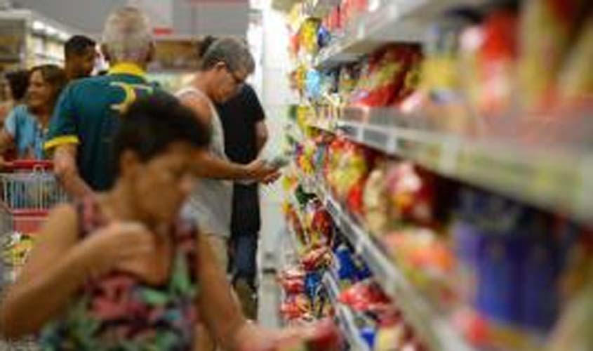 Confiança do consumidor sobe 2,4% em janeiro