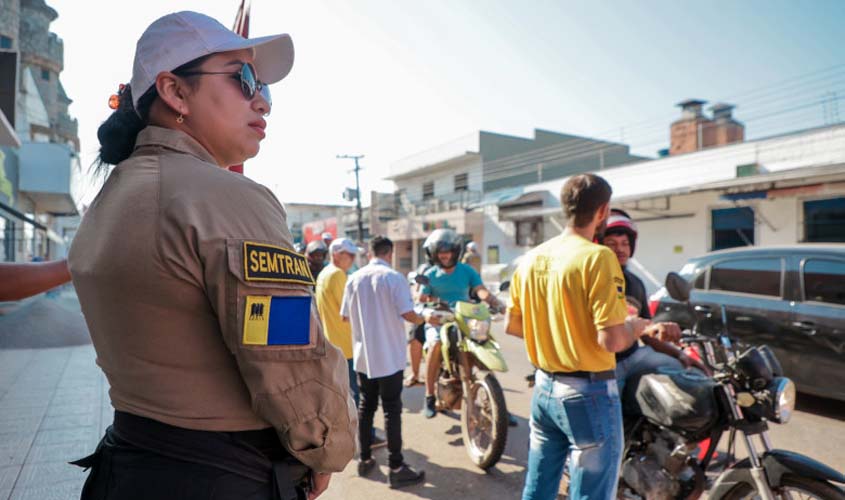 Semtran e empresa parceira realizam ação para orientar motociclistas