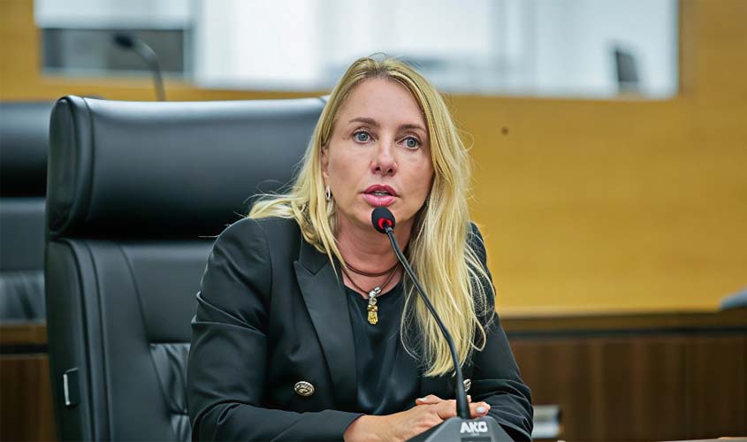 Ieda Chaves aprova lei que reconhece tutores voluntários