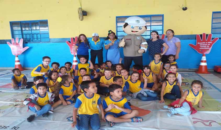 Alunos da Escola Flor de Laranjeira recebem aula de educação para o trânsito