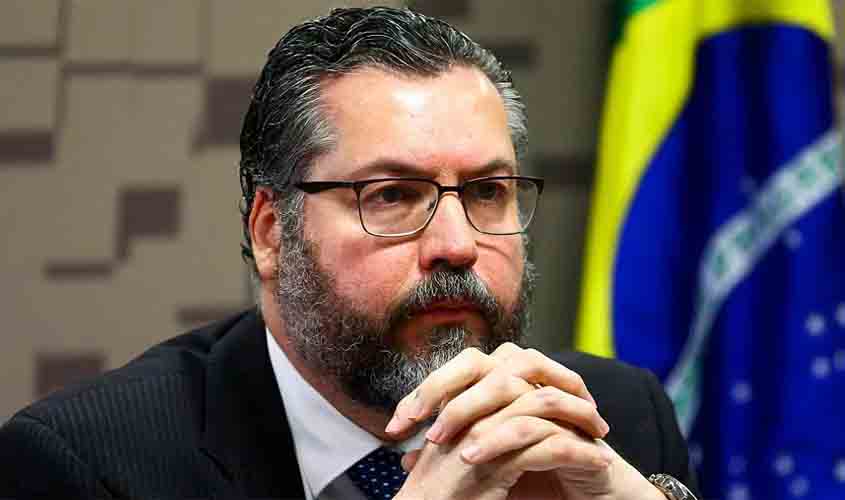 Ernesto Araújo pede demissão do cargo e vai para o lixo da História