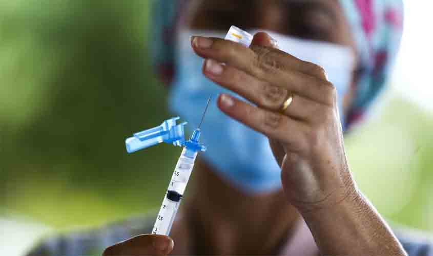 Manaus começa a vacinar pessoas a partir de 55 anos, com comorbidades