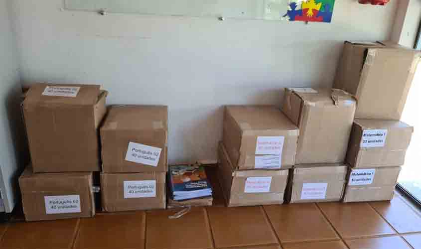 Governo entrega kits didáticos da “Coleção Diálogos” para atender alunos da rede estadual no Cone Sul de Rondônia