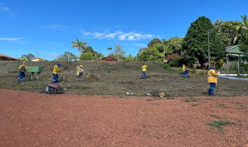 Limpeza e recuperação de calçadas são realizadas em pontos distintos da capital