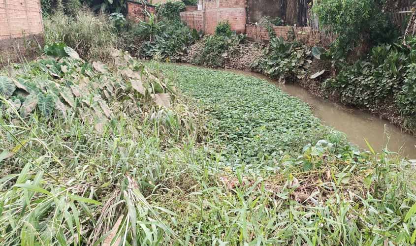 Moradores do Bairro JK Solicitam limpeza de canal ao Vereador Everaldo Fogaça para prevenir alagações