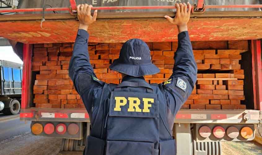 PRF em Rondônia, no final de semana, apreendeu mais de 45 metros cúbicos de madeira