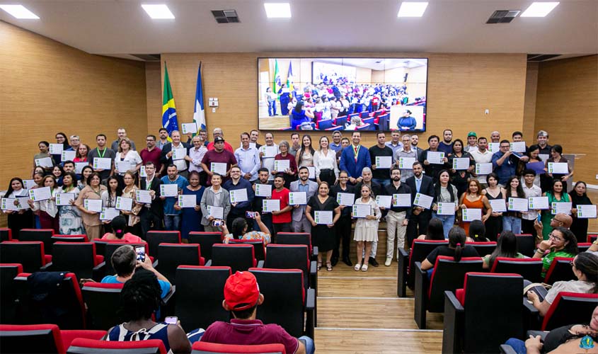 Cláudia de Jesus homenageia servidores da Conab em Rondônia