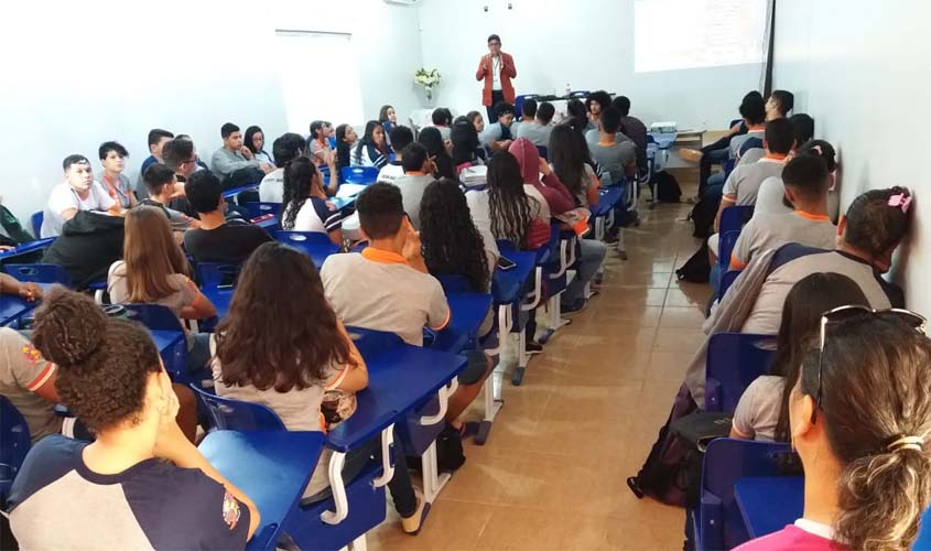 Seduc realiza palestra motivacional e técnicas de estudo com alunos da escola João Bento da Costa