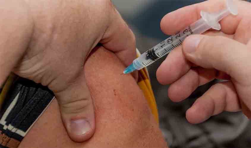  ERRO GROSSEIRO: 92 profissionais receberam vacinas diferentes