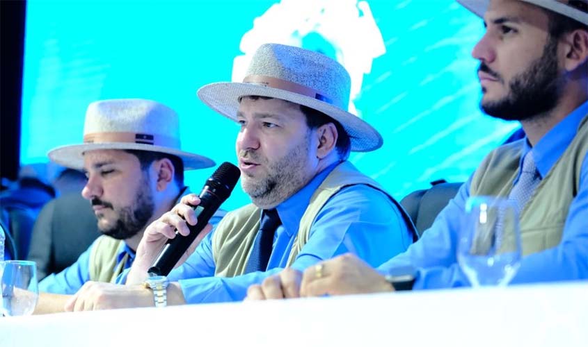 Alex Redano anuncia Audiência Pública durante discurso em sessão na Rondônia Rural Show