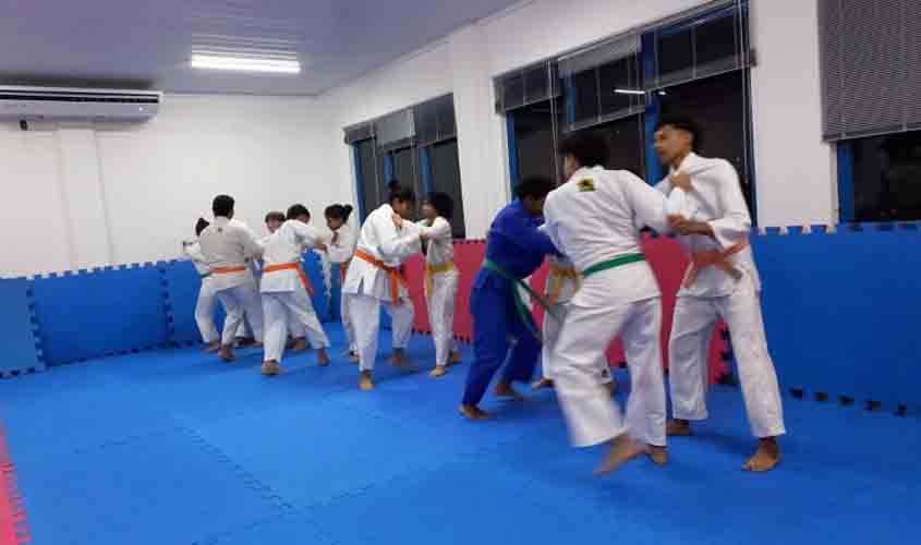 Equipe de judô do Programa Talentos do Futuro se prepara para campeonato estadual