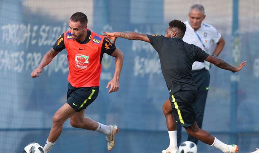 Seleção brasileira faz treino preparativo para o jogo com o México