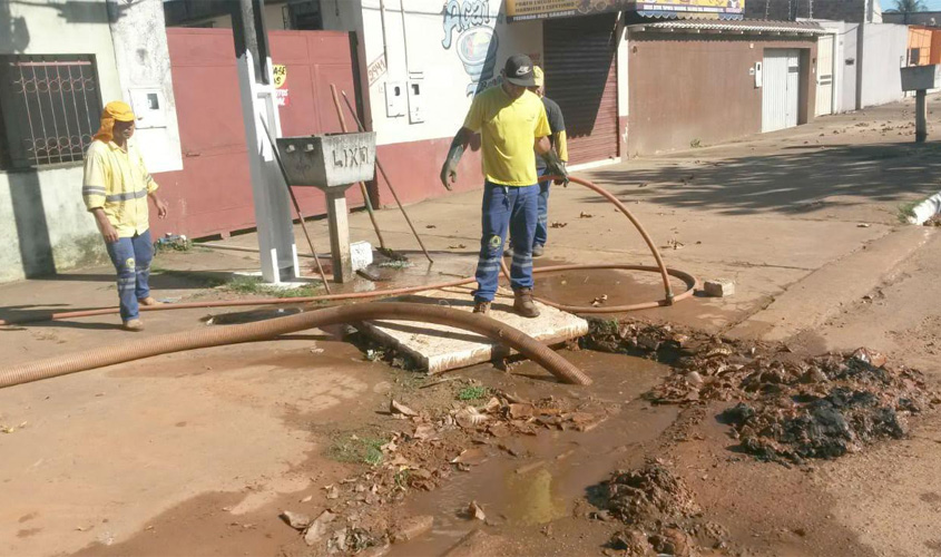 Semusb desobstrui coletoras na Avenida Guaporé