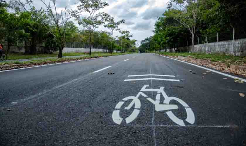 Prefeitura revitaliza trecho de ciclofaixa entre a Estrada do Belmont e Avenida Jorge Teixeira