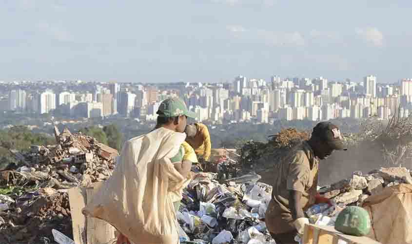 LIXÕES: Brasil destina 33 mi de toneladas em locais irregulares