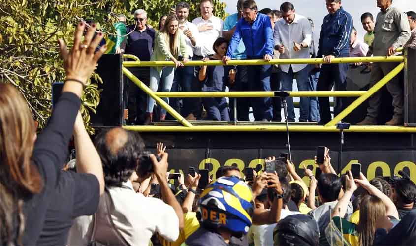 De tornozeleira, Bolsonaro participa de motociata em Brasília