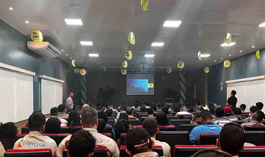 Trabalhos em altura exigem distância segura da rede elétrica