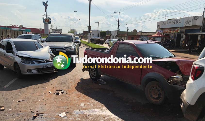 Engavetamento entre cinco veículos deixa duas vítimas no bairro Lagoa