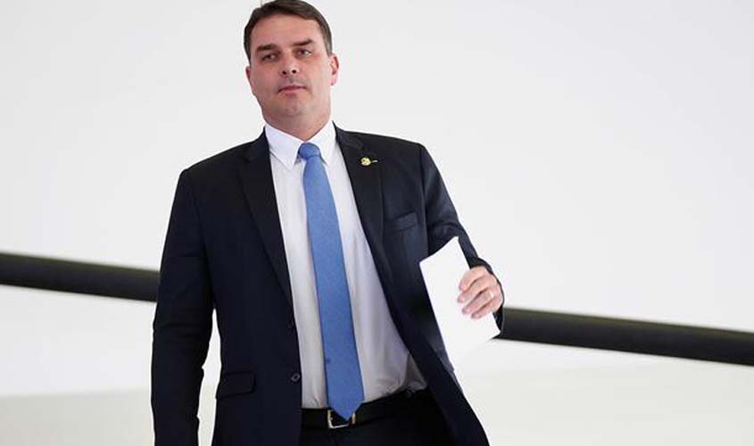 Nova rachadinha de Flávio Bolsonaro: assessoras repassaram salários para pagar advogado do senador