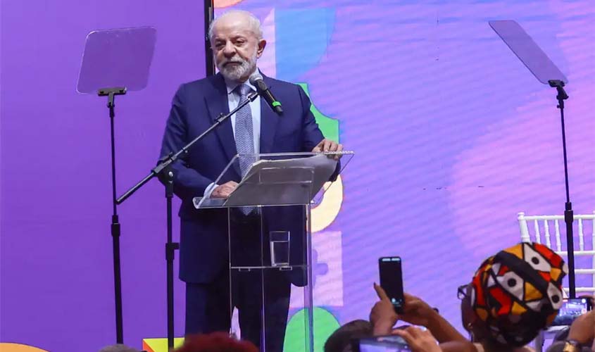 Lula abre evento e sanciona mudança na licença-maternidade