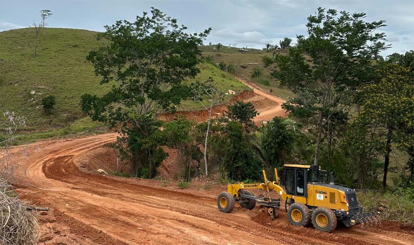 Ji-Paraná faz rebaixamento e cascalhamento na Linha 206