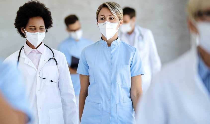 Entre consultas e plantões: como escolher roupas para a rotina profissional