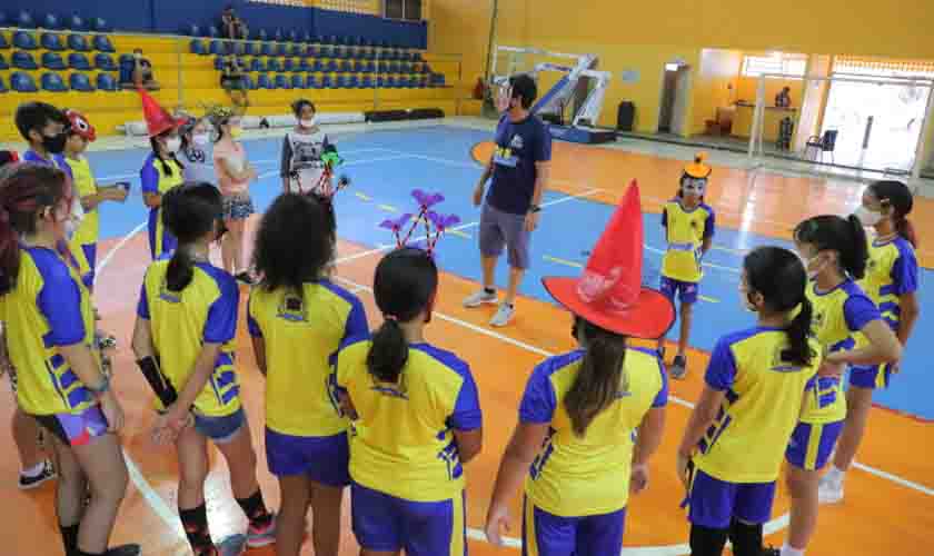 Treino temático de Halloween estimula alunos a manterem prática esportiva