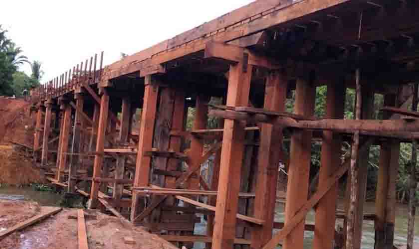 Ponte sobre o rio Contra é reconstruída e entregue à população