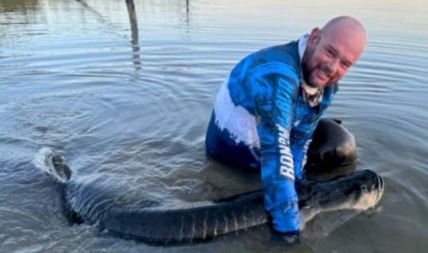 Pescador fisga pirarucu gigante no Lago de Palmas