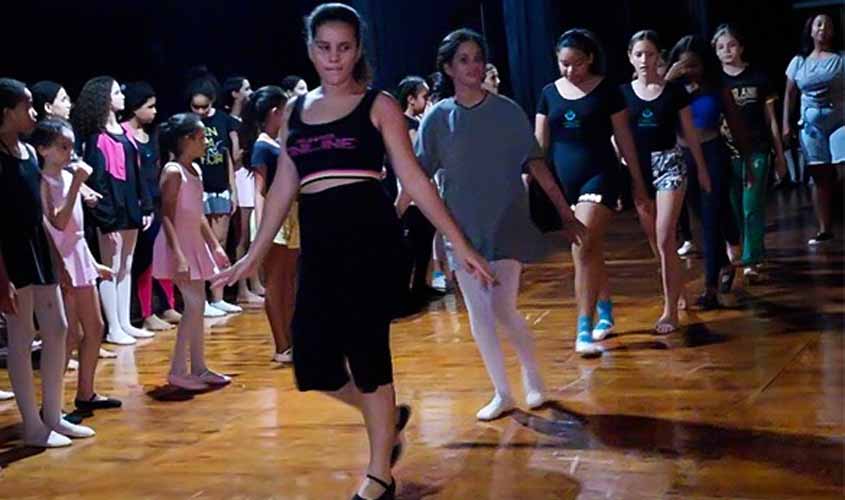 Prefeitura faz a entrega de uniformes para bailarinos que vão participar das apresentações culturais de final de ano