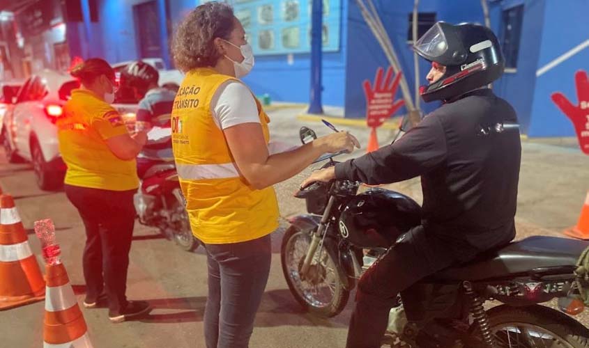 Motociclitas recebem atenção especial em blitz educativa do Detran em Porto Velho