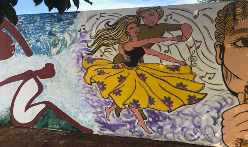 Muro da escola de música Laio recebe pintura de artistas de Porto Velho