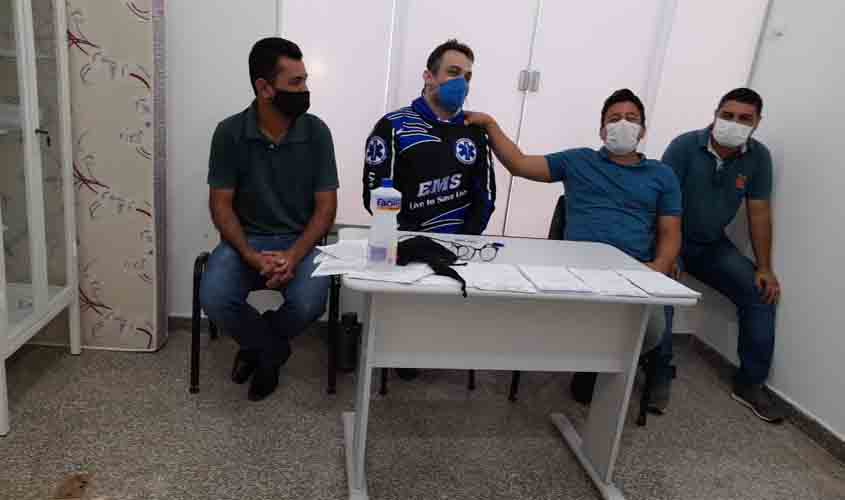 Vereador Edimar Kapiche ouve reivindicações de profissionais no Hospital de Campanha de Cacoal