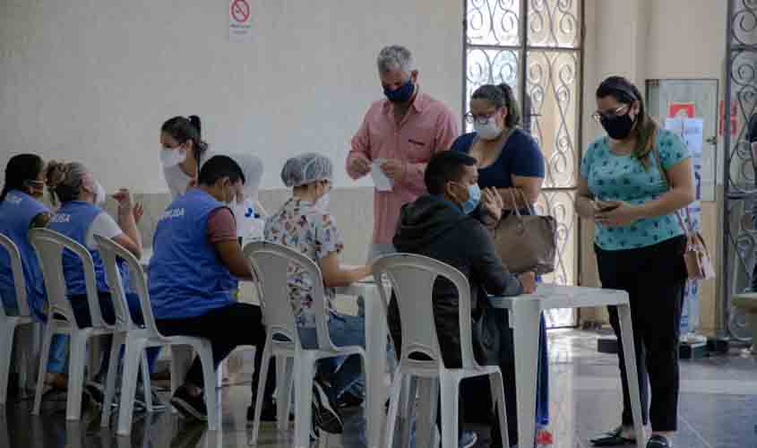 Prefeitura segue com vacinação da primeira dose em trabalhadores de saúde