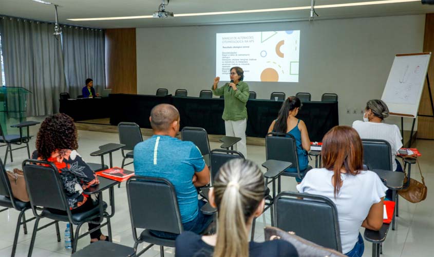 Enfermeiros participam de curso de qualificação para rastreamento do câncer de colo do útero