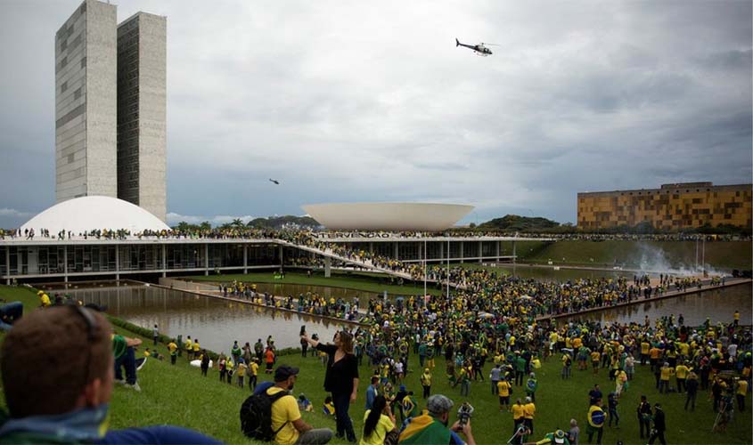 Volta de Bolsonaro: 70% dos brasileiros acham que o ex-presidente tem responsabilidade pelos ataques em Brasília, aponta Ipsos